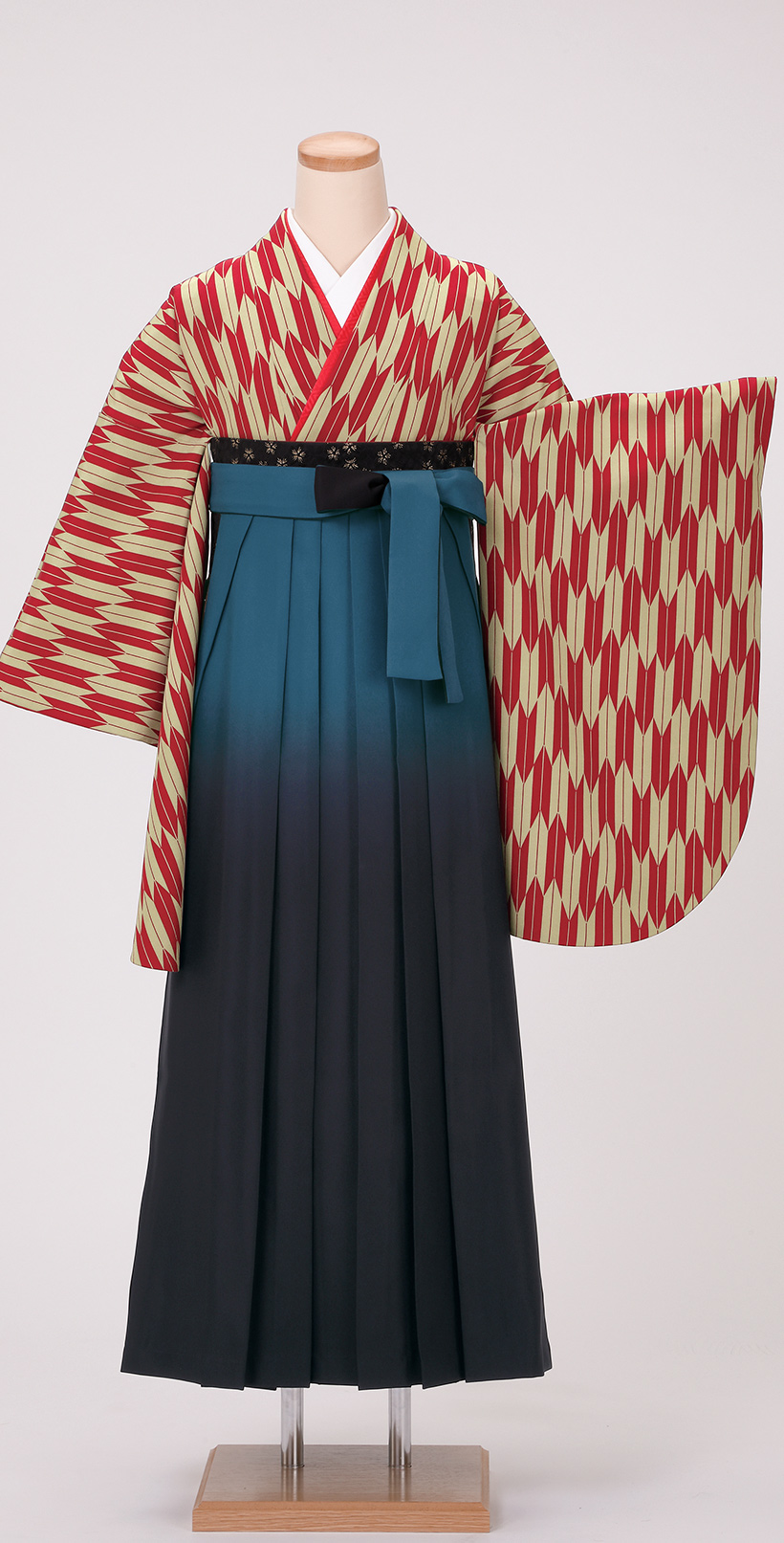 黒地に矢羽丸花模様の着物単品 - 着物・浴衣・和小物 - 着物