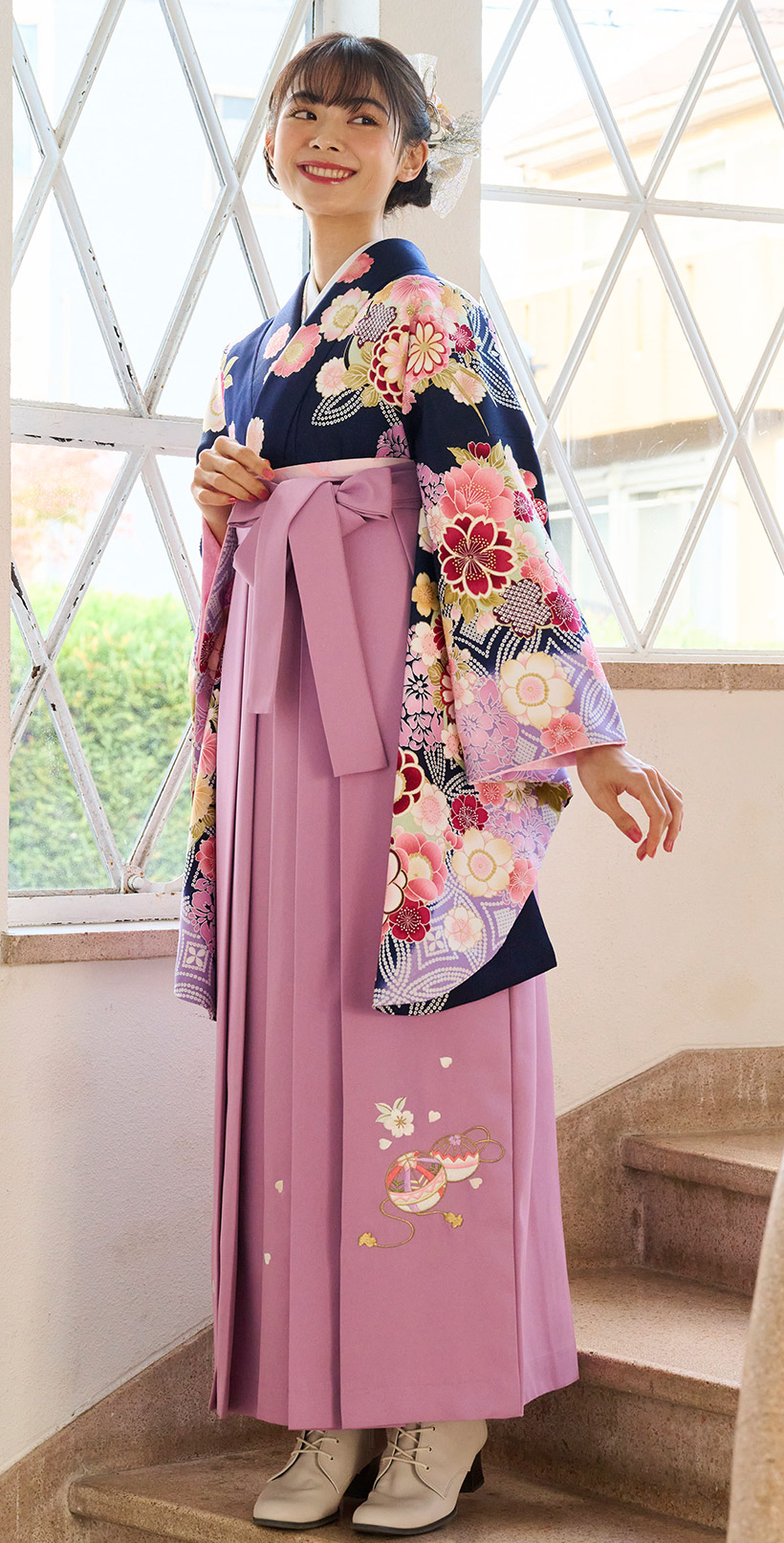 【着物＋袴＋半幅帯＋重ね衿】濃いめピンクの着物にネイビーの袴ファッション