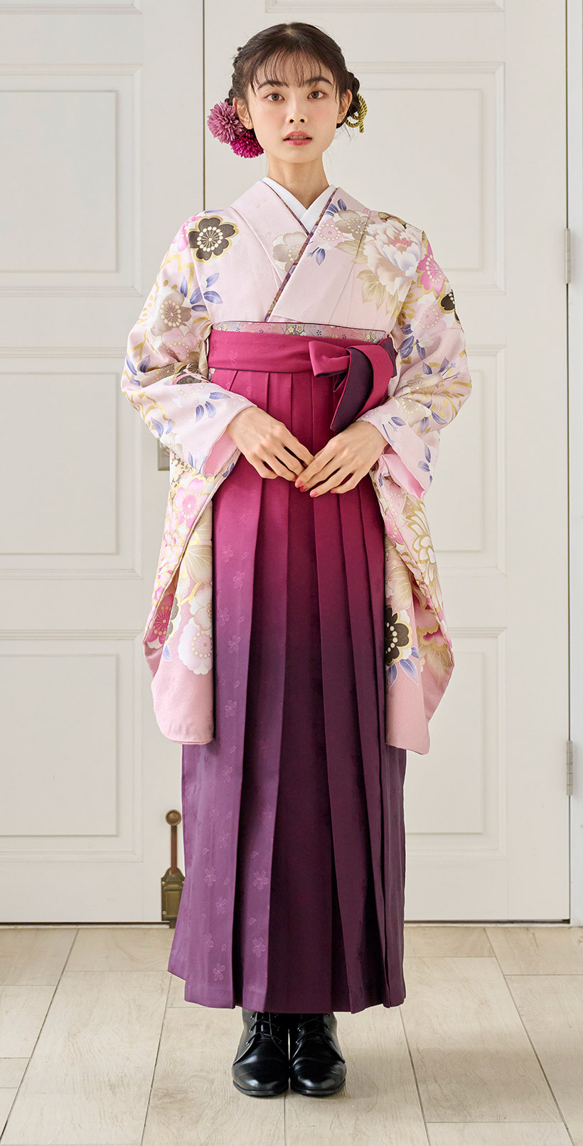 レンタル袴&着物 「ピンク　菊に牡丹」&「ワイン　地紋ボカシ」 | 小振袖・丸昌オリジナル・今期のおすすめ・丸昌のはかま・プレミアムライン |  袴レンタルは晴れ着の丸昌[卒業時装] 卒業袴(ハカマ)全国宅配送料無料