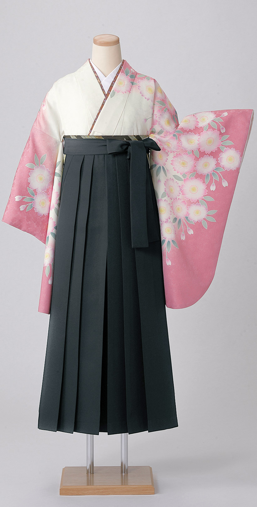 レンタル袴&着物 「白 大花桜」&「黒 無地」 | 小振袖・丸昌オリジナル レンタル袴&着物 「白 大花桜」&「黒 無地」 | 小振袖・丸昌オリジナル
