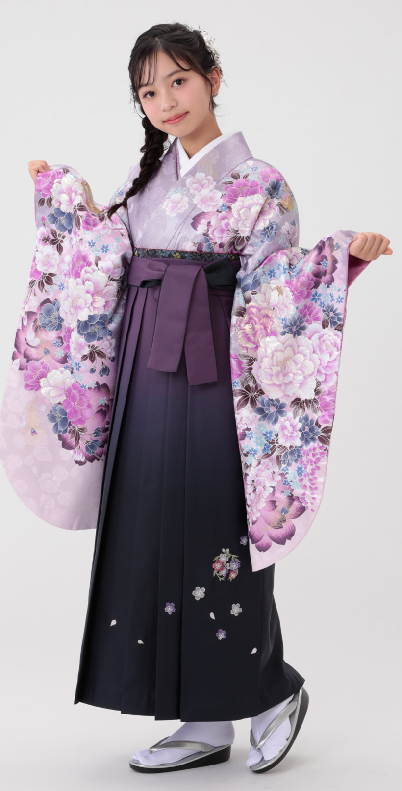 袴姿で優美に歩く女性