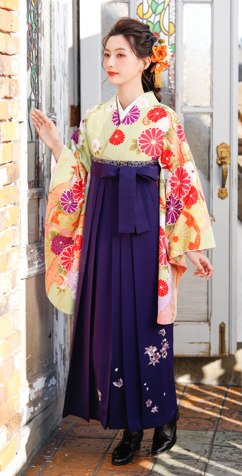 着物の柄の色と袴の色を合わせたスタイル