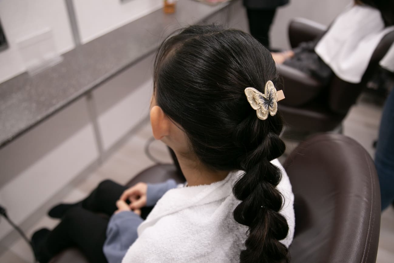 小学生の袴に似合う髪型とは 簡単に作れる人気ヘアアレンジ特集 袴レンタルは晴れ着の丸昌 卒業時装 卒業袴 ハカマ 全国宅配送料無料