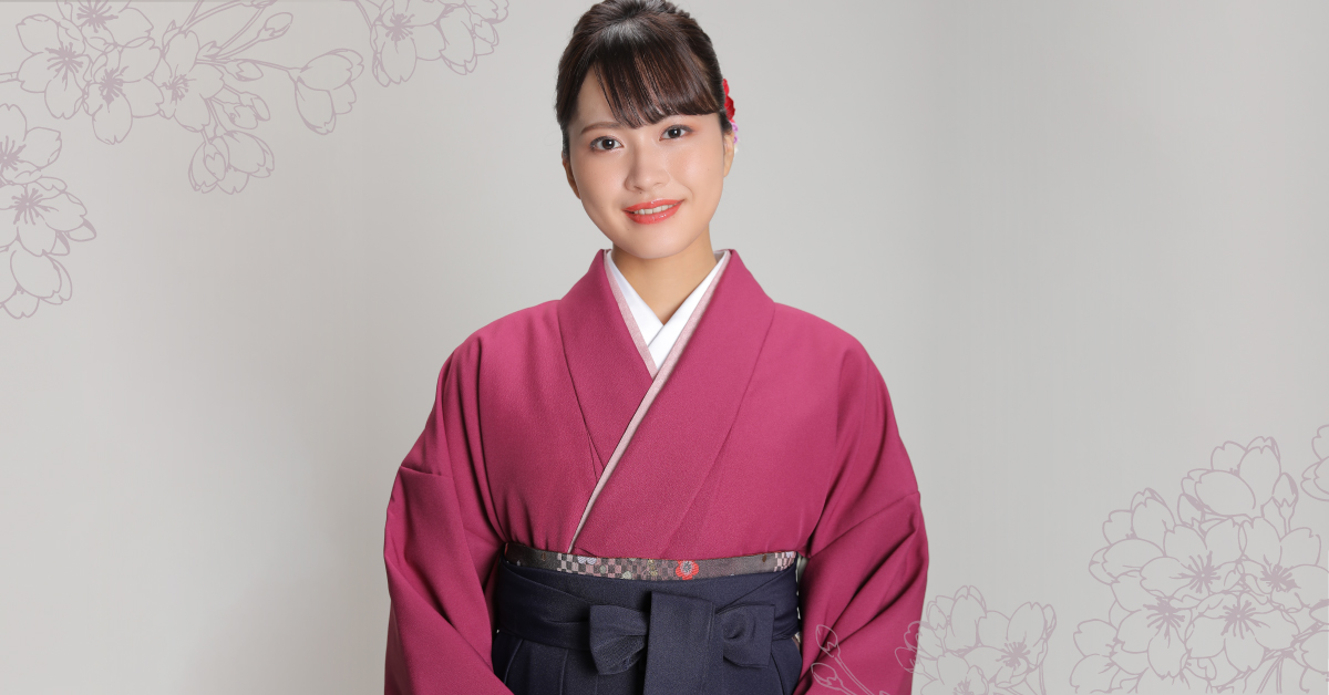 卒業衣装に身を包む先生