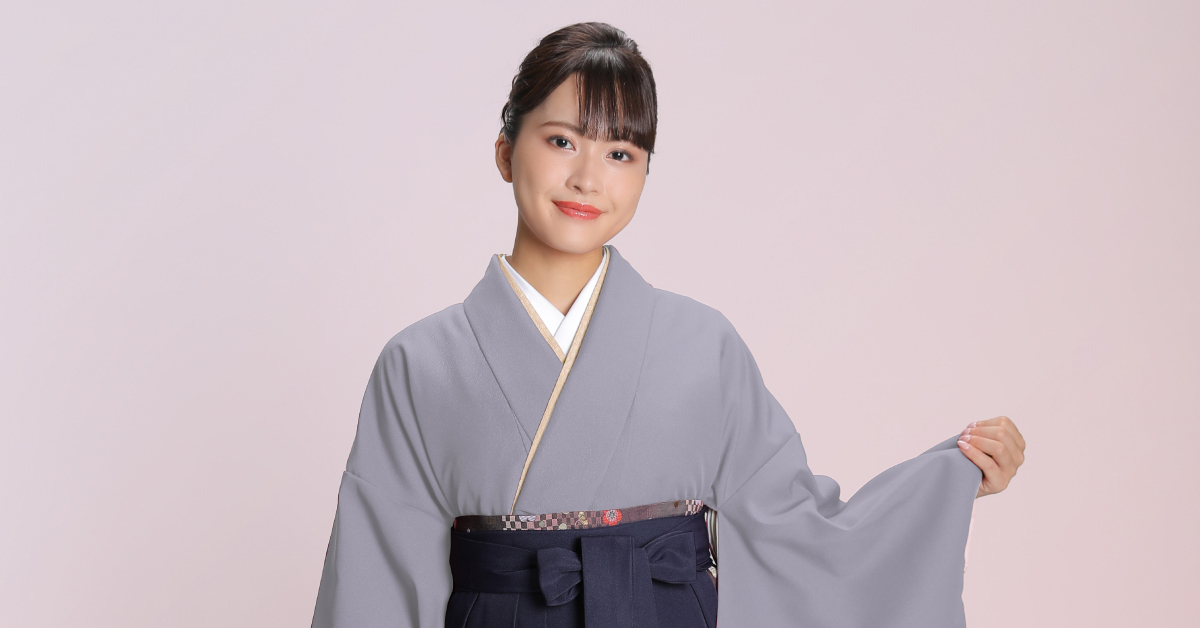 訪問着と袴を合わせた女性