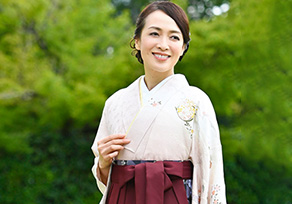 卒業生を見送る訪問着を着た先生